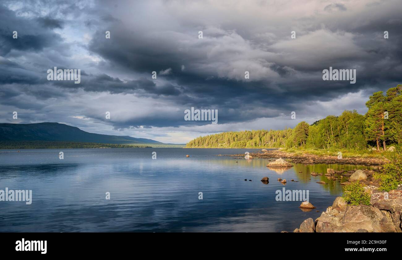 Des orages de nuages au-dessus de la mer, Gaellivar, Norrbotten laen, Suède Banque D'Images