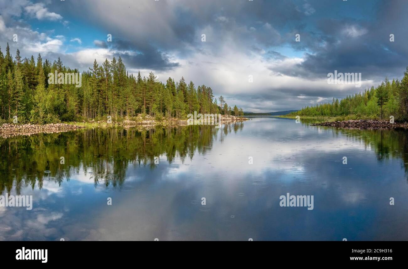 Forêt nordique reflétée dans un lac, Gaellivar, Norrbotten laen, Suède Banque D'Images