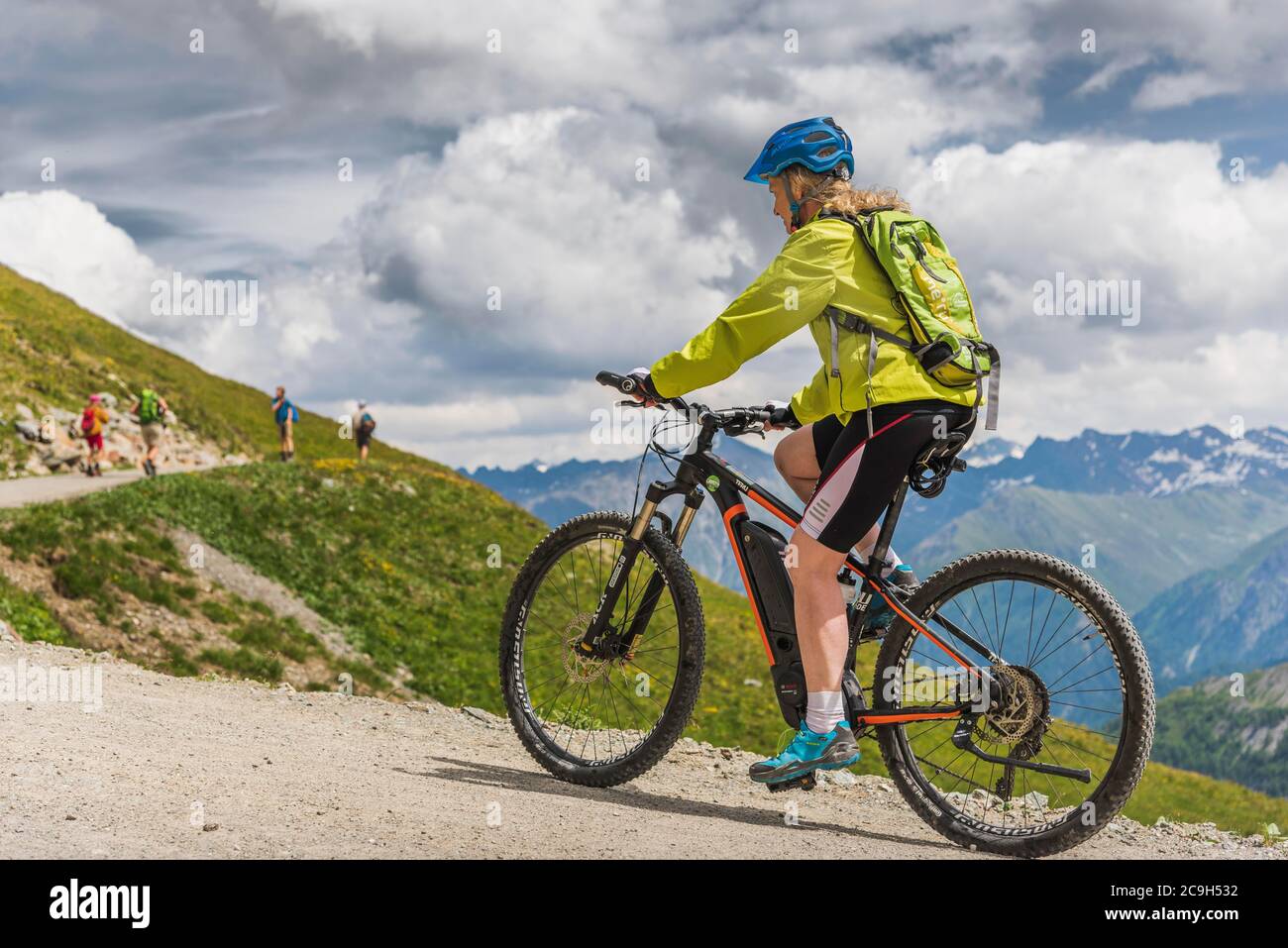 Motard de montagne, blonde, au début des années 50, sur la route de gravier alpine, Serfaus, Tyrol, Autriche Banque D'Images