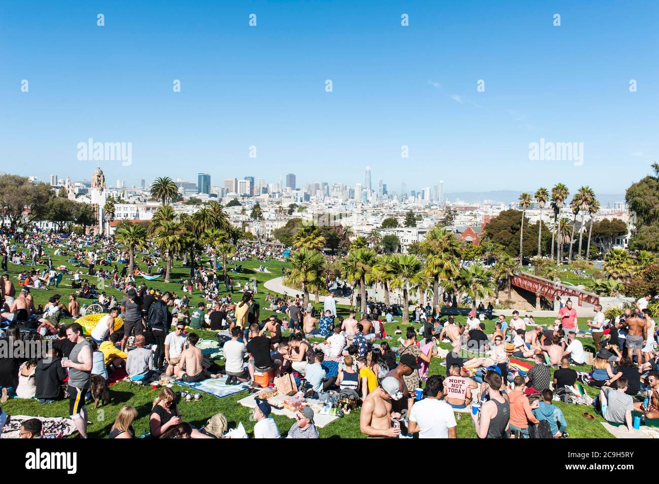 Beaucoup de gens se détendre, pique-niquer à Dolores Park, Mission District, San Francisco, Californie, Etats-Unis Banque D'Images