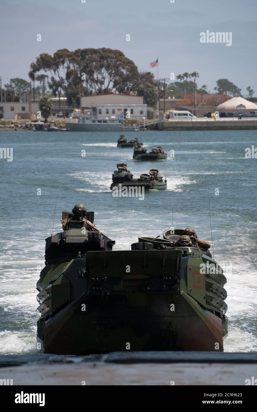 DOSSIER : le 31 juillet 2020 : au moins une Marine est morte, huit autres ont été portées disparues après un accident de véhicule amphibie au large de l'île de San Clemente, sur la côte sud de la Californie. PHOTO DU DOSSIER: 11 mai 2017 - Oceanside, CA, États-Unis - des véhicules amphibies s'approchent du littoral du Camp Pendleton lors d'une célébration de retour à domicile lorsque les marins et marins de la 11e unité expéditionnaire maritime sont retournés au Camp Pendelton après avoir servi 7 mois dans le Pacifique occidental, le Moyen-Orient et la Corne de l'Afrique. Crédit : Ken Cedeno/ZUMA Wire/Alay Live News Banque D'Images