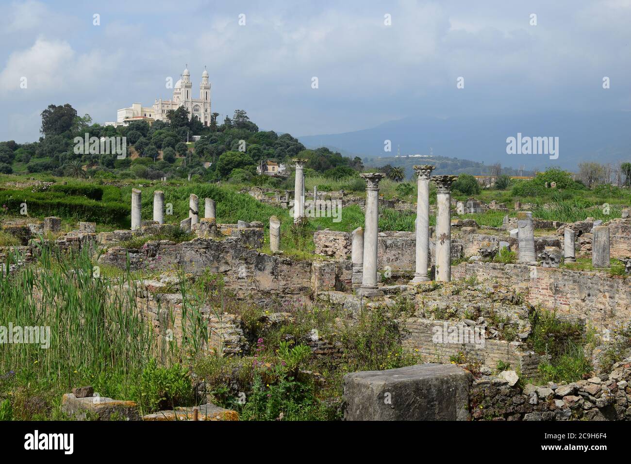 ANNABA, ALGÉRIE, port maritime de la ville romaine Hippo Regius. Lieu de naissance de Saint Augustin. Ruines romaines et chrétiennes. Banque D'Images