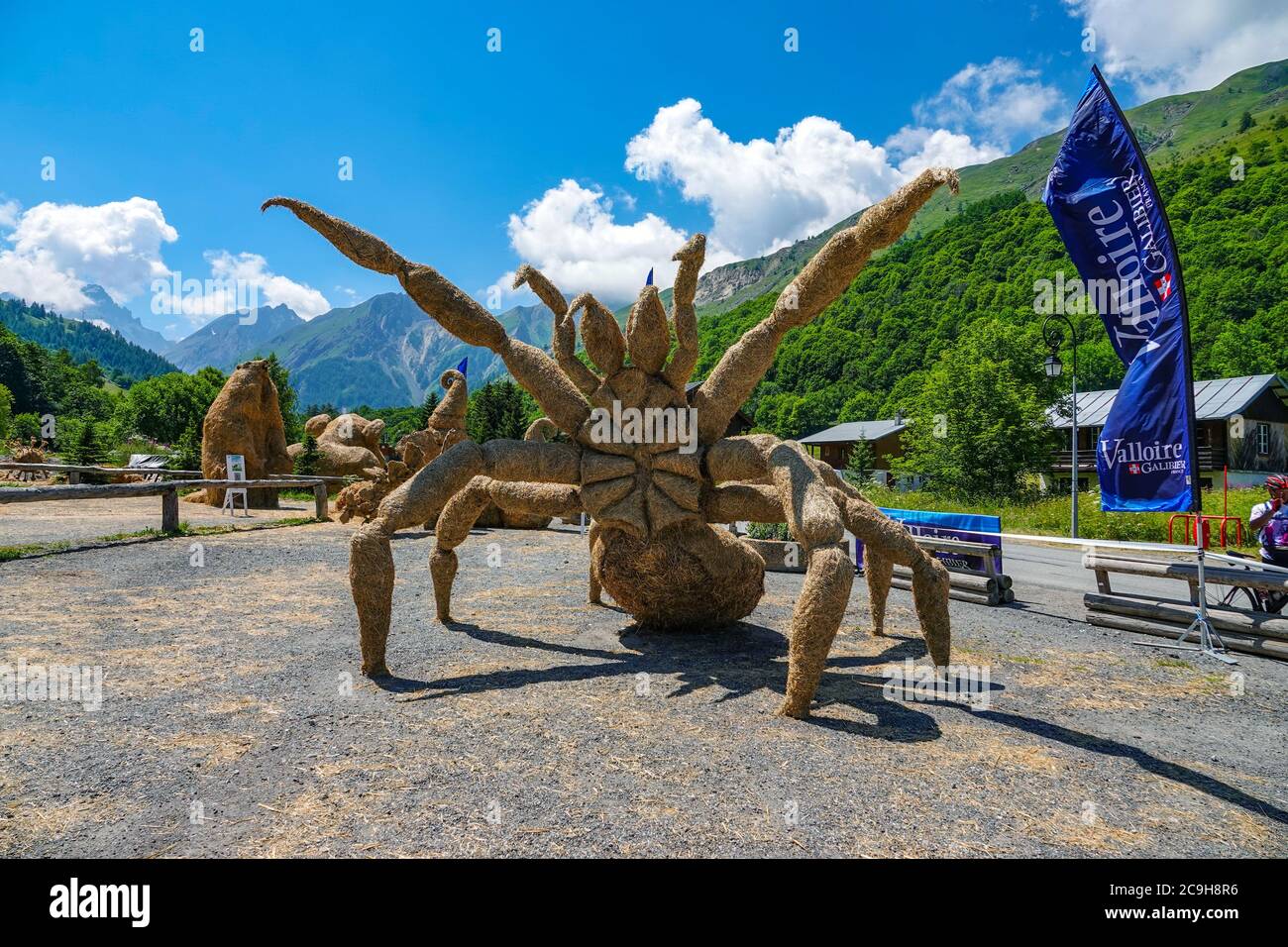 Grande exposition de sculptures en paille d'araignée, Valloire, Maurienne, France Banque D'Images