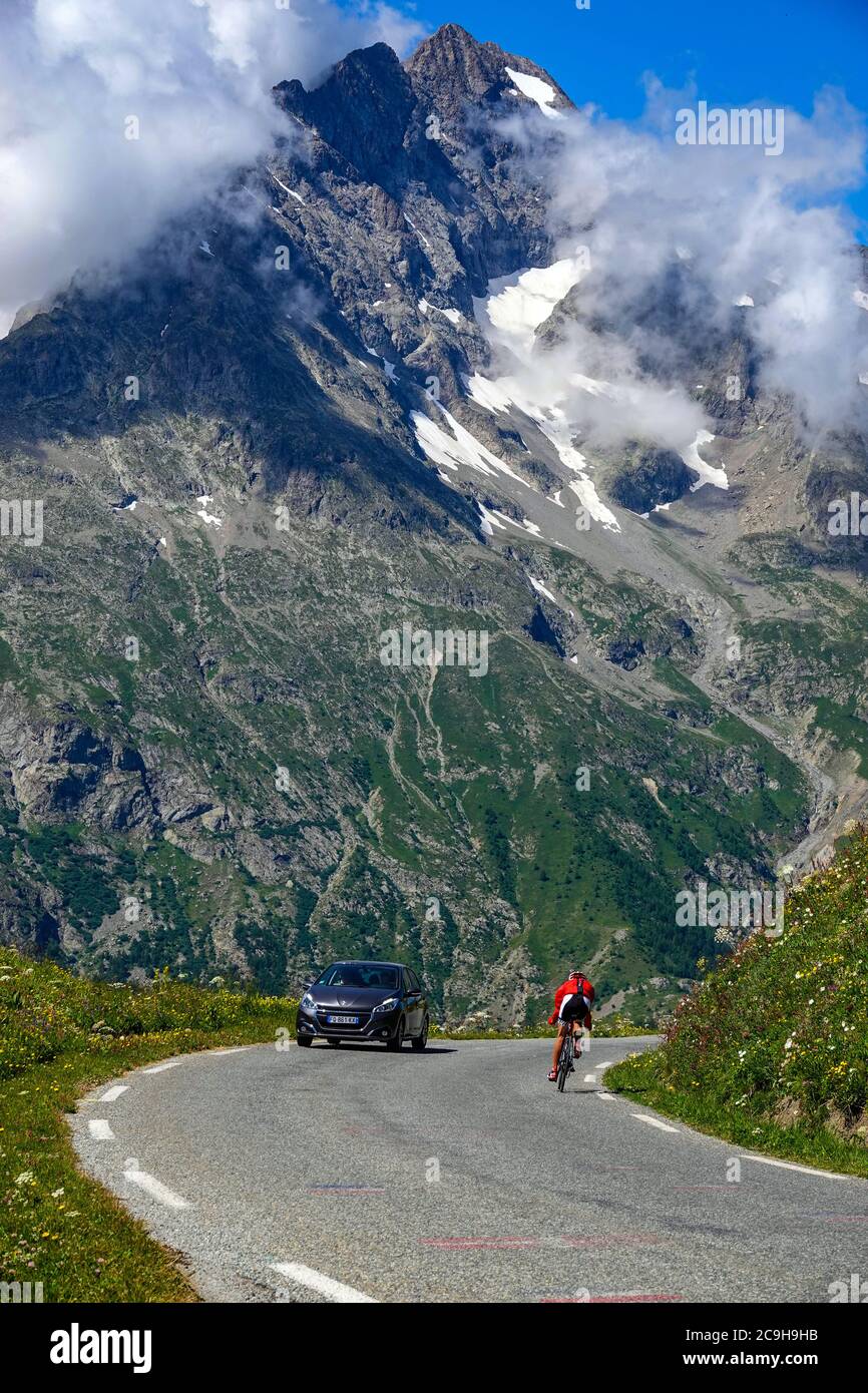 Cycliste et voiture avec pics alpins, Parc national des Ecrins, Alpes françaises, France Banque D'Images