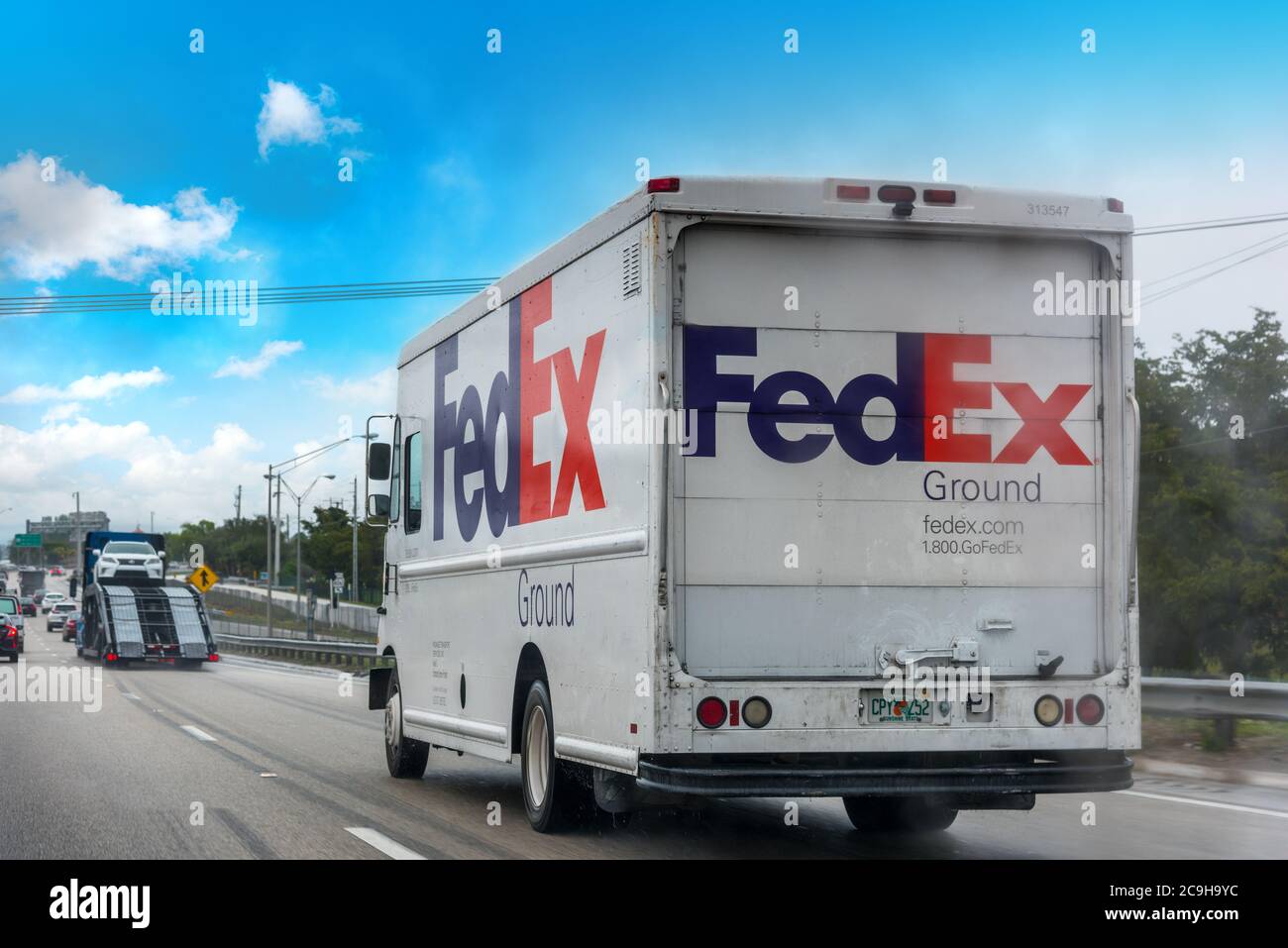 Miami, États-Unis - 13 février 2019 : FedEx Truck sur une autoroute dans le sud de la Floride Banque D'Images