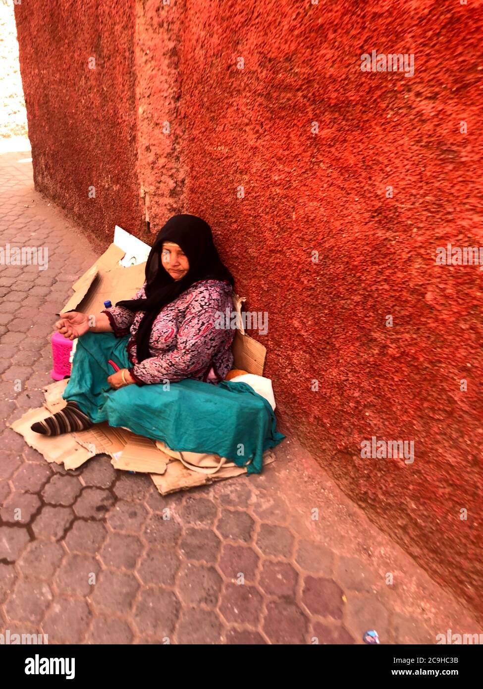 Femme dans les rues de Marrakech mendiant, femme sans domicile. Banque D'Images