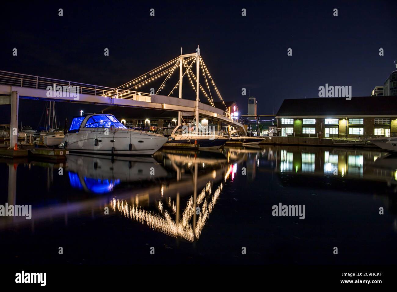 Les yachts restent dans doc Marine port. Feux de nuit sur le pont de Toronto Banque D'Images