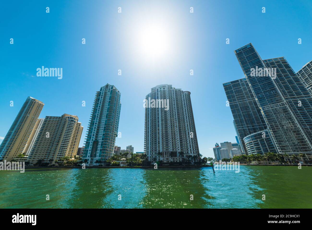 Gratte-ciels du centre-ville de Miami vus de la promenade au bord de la rivière. Sud de la Floride, États-Unis Banque D'Images