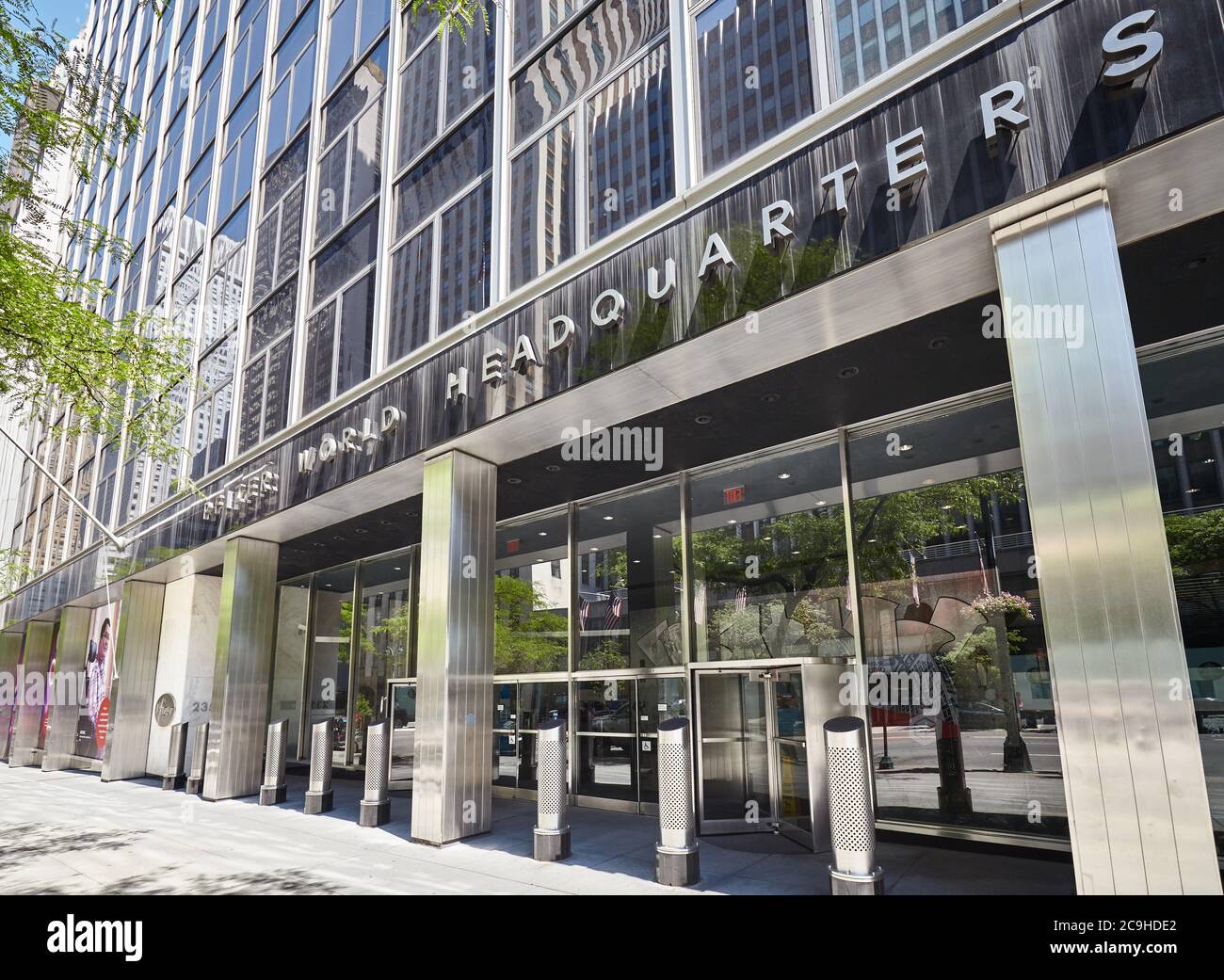 New York, le 30 juin 2018 : extérieur du siège mondial de Pfizer sur la 42e rue est par une journée ensoleillée. Banque D'Images