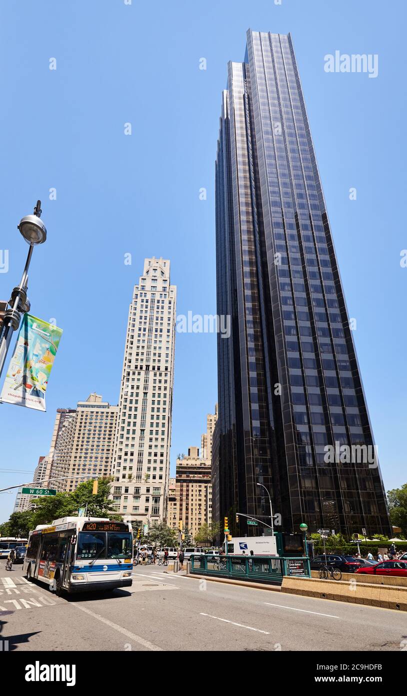 New York, 30 juin 2018 : bus MTA sur Broadway et West 60th Street par Columbus Circle. Banque D'Images