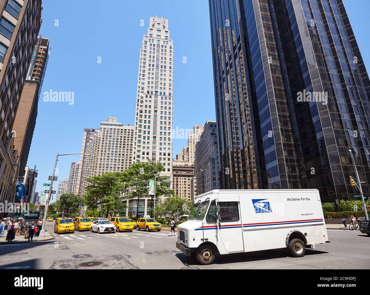 New York, USA - 30 juin 2018 : camion du United States postal Service (USPS) à l'intersection de Broadway et West 60th Street. Banque D'Images