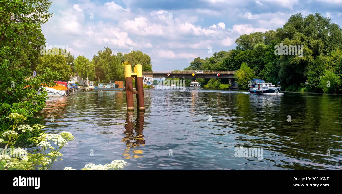 Vue sur la Havel avec des bateaux et la belle nature à Hennigsdorf près de Berlin Banque D'Images