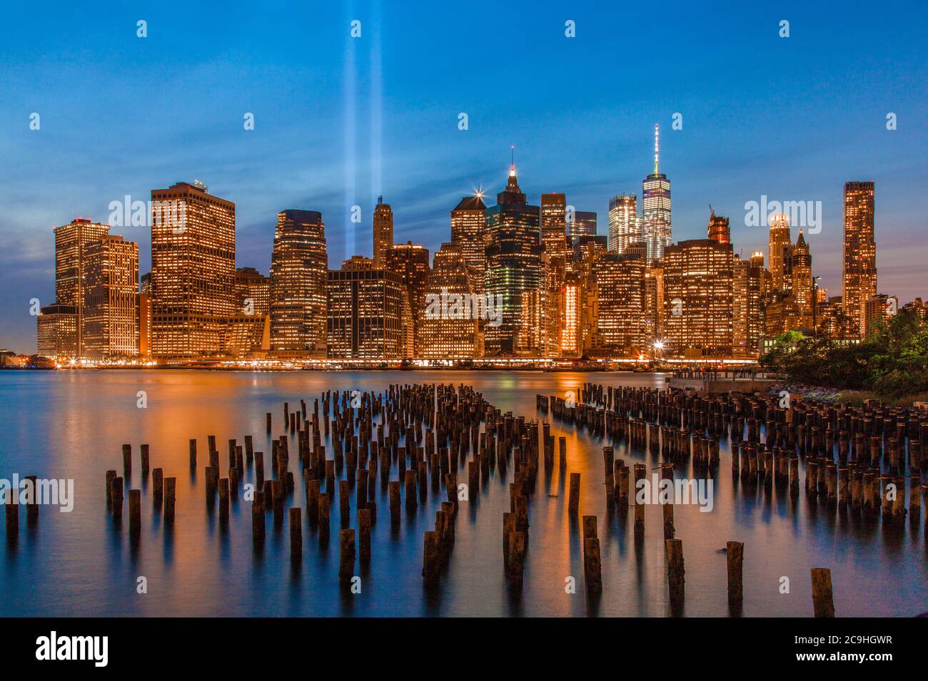 Vue sur les gratte-ciel de Lower Manhattan le 11 septembre 2017 en souvenir de 9/11 avec l'hommage aux lumières, pris du Brooklyn Bridge Park Banque D'Images