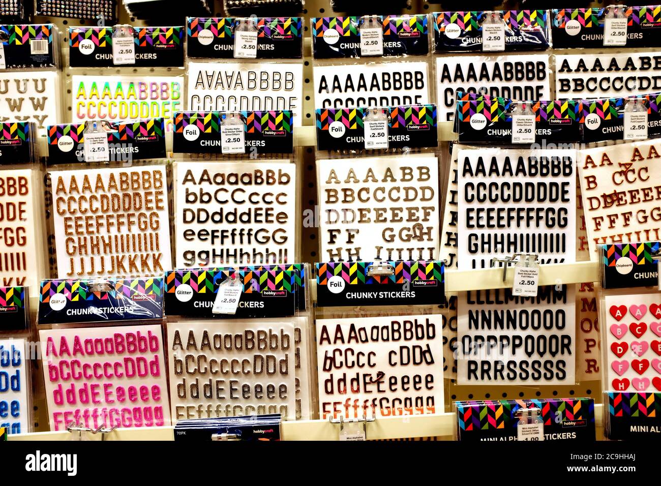 2020 juillet - exposition de lettres et d'alphabet dans un magasin d'artisanat Banque D'Images