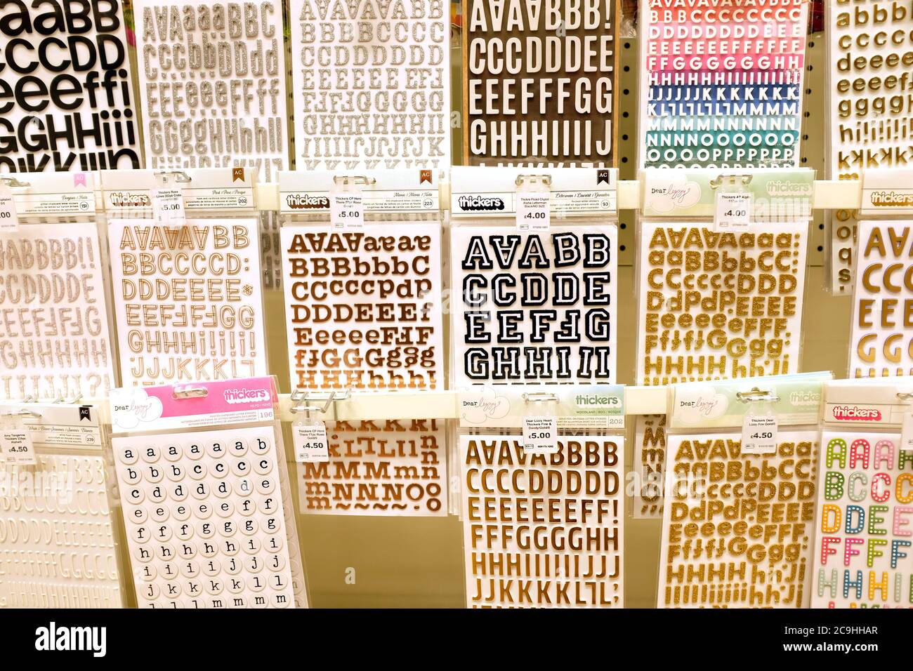 2020 juillet - exposition de lettres et d'alphabet dans un magasin d'artisanat Banque D'Images