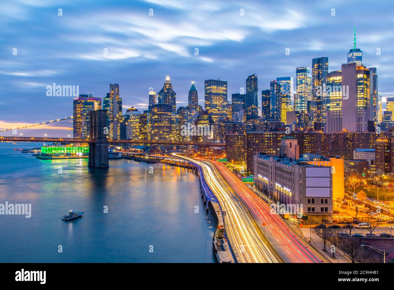 Vue sur Lower Manhattan, le FDR et le pont de Brooklyn au coucher du soleil, prise du pont de Manhattan Banque D'Images