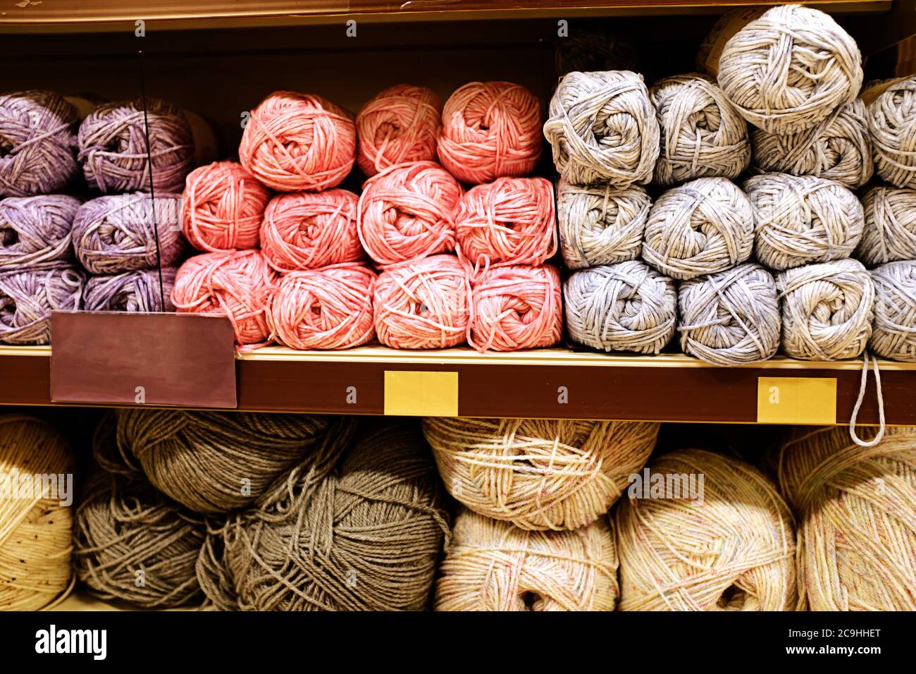 2020 juillet - la laine et le fil sont en vente dans un magasin d'artisanat Banque D'Images