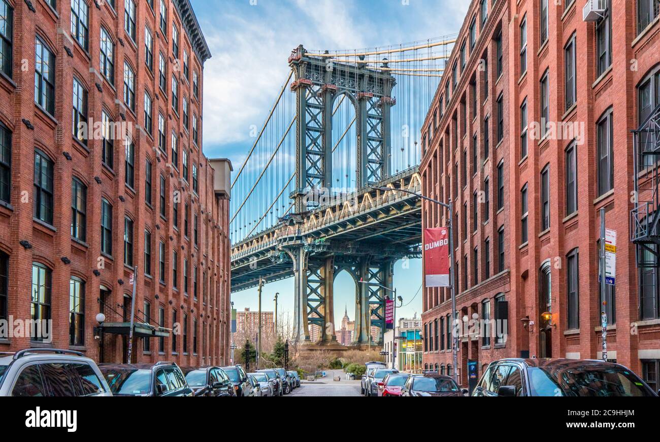 Emblématique DUMBO : vue sur le pont de Manhattan avec l'Empire State Building depuis Washington Street à DUMBO, Brooklyn Banque D'Images