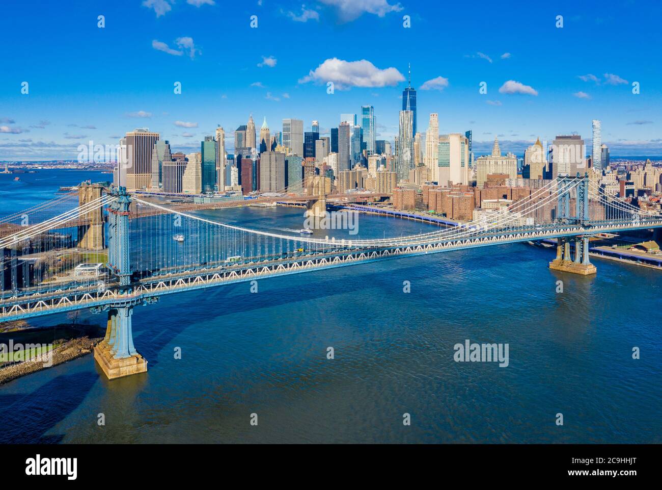Vue aérienne des ponts de Brooklyn et de Manhattan avec les gratte-ciel de Lower Manhattan en arrière-plan le long de l'East River, près du Brooklyn Bridge Park Banque D'Images