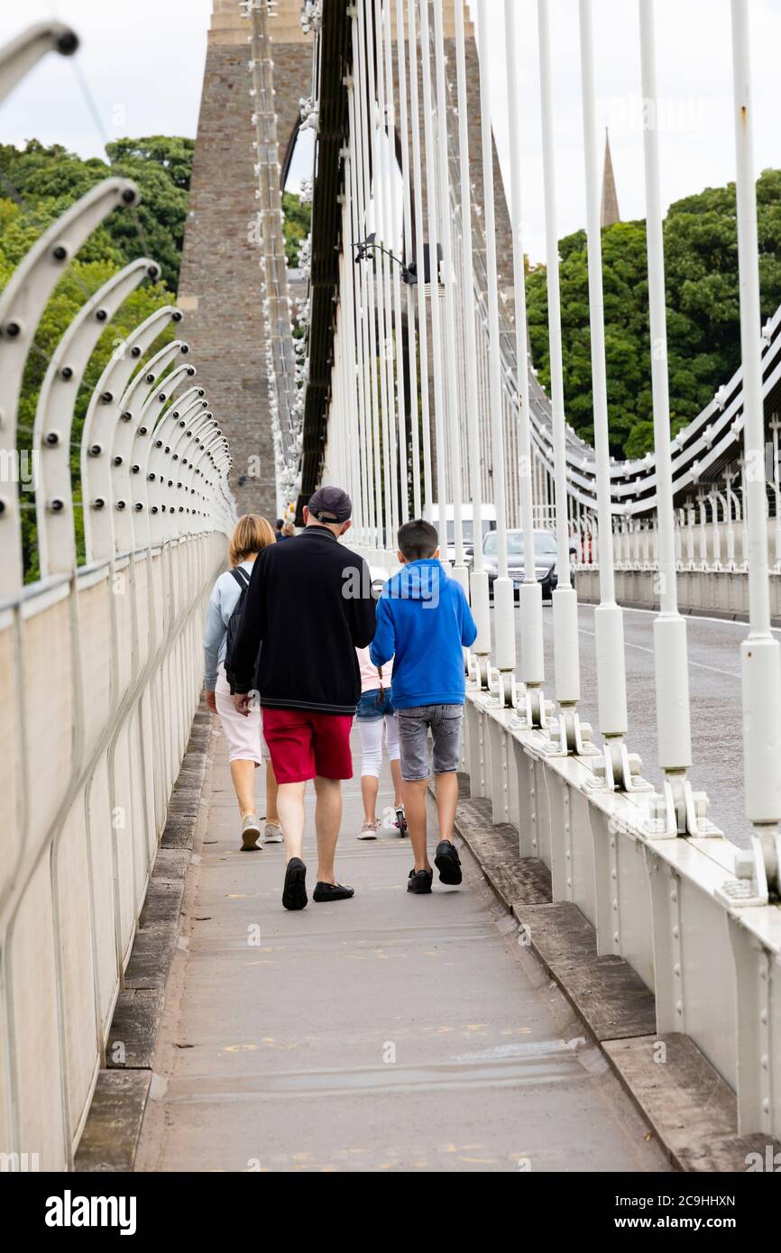 Famille traversant le pont suspendu Brunel Clifton d'Isambard Kingdom au-dessus de la gorge Avon, entre Clifton et Leigh Woods dans le nord du Somerset. Bristo Banque D'Images