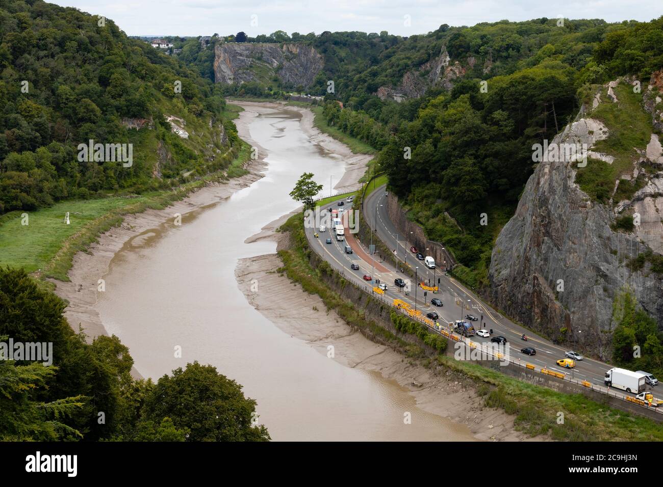 Vue sur l'A4 dans Avon gorge depuis le dessus. Isambard Kingdom Brunel Clifton suspension Bridge au-dessus de la gorge Avon, entre Clifton et Leigh Woods in NOR Banque D'Images