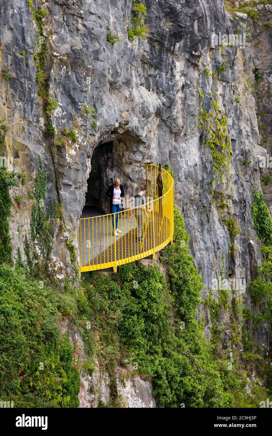 Deux personnes au point d'observation de la grotte Giant's Cave vue depuis le pont suspendu Brunel Clifton d'Isambard Kingdom, au-dessus de la gorge Avon, entre Clifton A. Banque D'Images