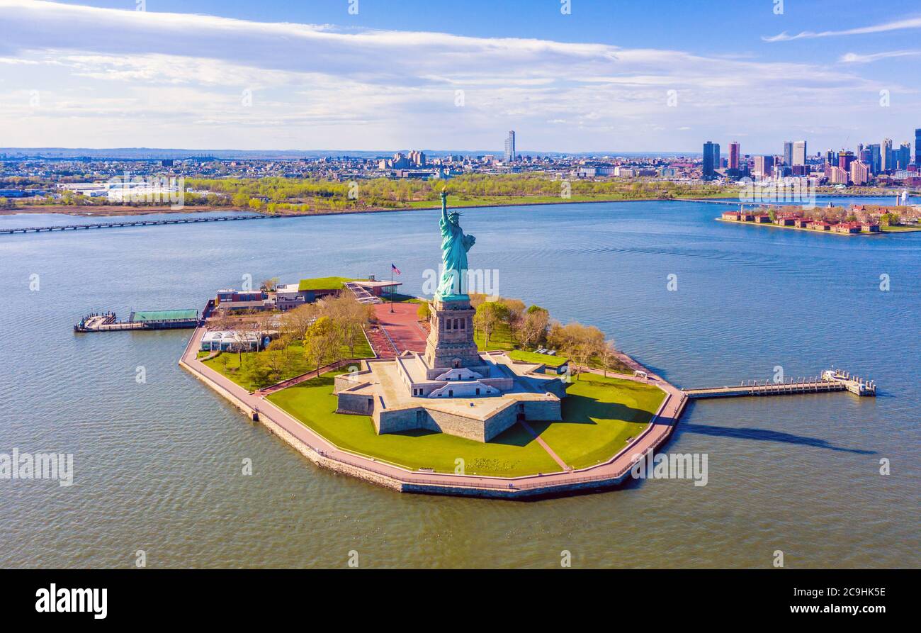 Vue aérienne de la Statue de la liberté, Liberty Island, avec Ellis Island et Liberty State Park dans le New Jersey en arrière-plan Banque D'Images