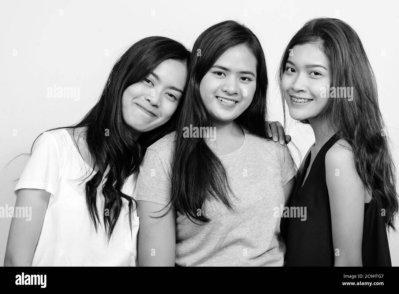 Portrait de trois jeunes femmes asiatiques comme amies ensemble en noir et blanc Banque D'Images