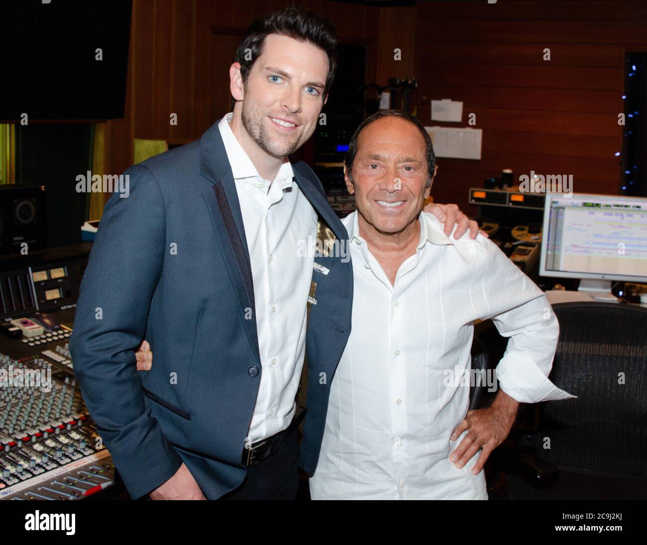 27 août 2012: Chris Mann et Paul Anka pour un photocall aux studios d'enregistrement Conway à Hollywood pour l'enregistrement de My Way sur les ''Roads' de Chris Mann (Credit image: © Billy Bennight/ZUMA Wire) Banque D'Images