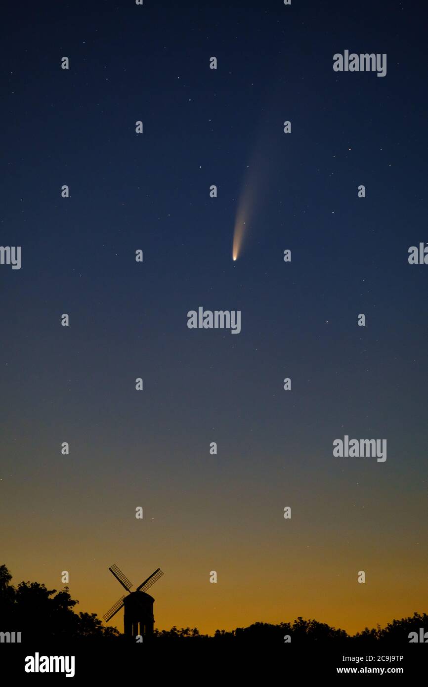 Comet C/2020 F3 NEOWISE Over Chesterton Windmill, Warwickshire, Royaume-Uni Banque D'Images
