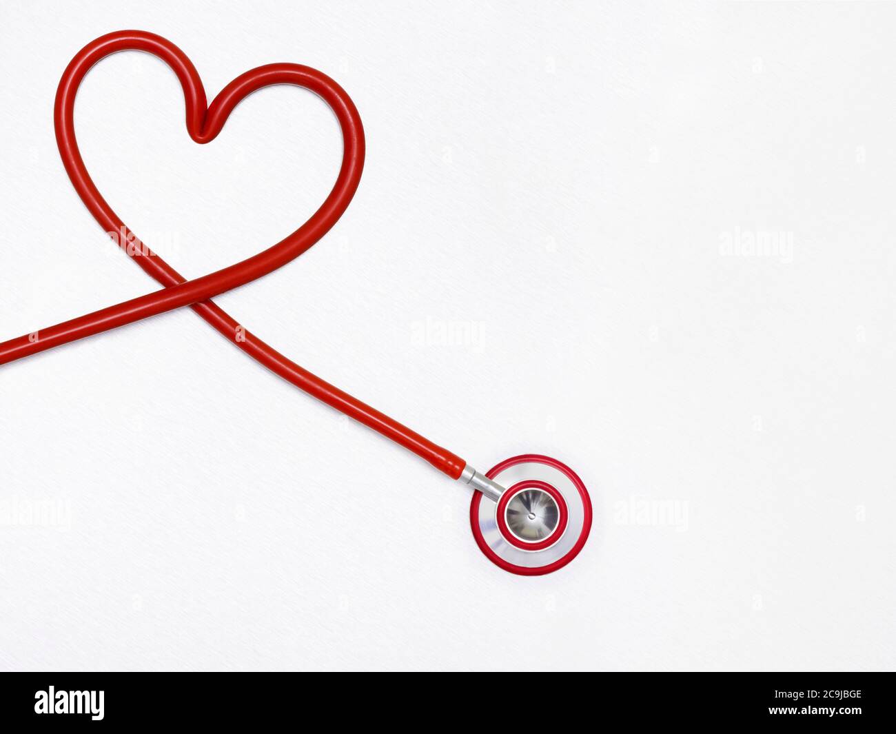 Stéthoscope en forme de coeur sur fond blanc. Banque D'Images