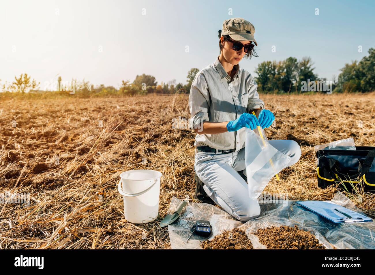 Test du sol. Agronome ouvrant le sac d'échantillons de sol sur le terrain  Photo Stock - Alamy