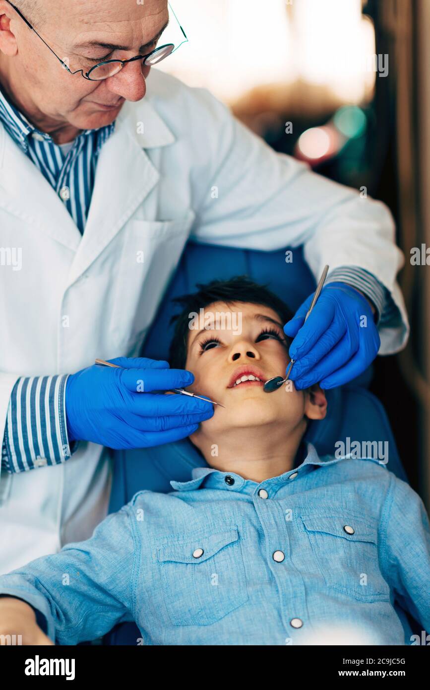 Jeune garçon ayant un contrôle dentaire. Banque D'Images
