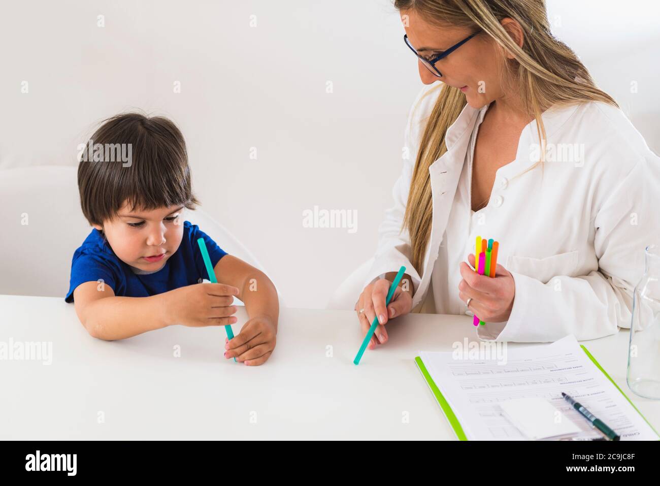 Psychologie de l'enfant, pré-scolaire faisant des tests logiques. Banque D'Images