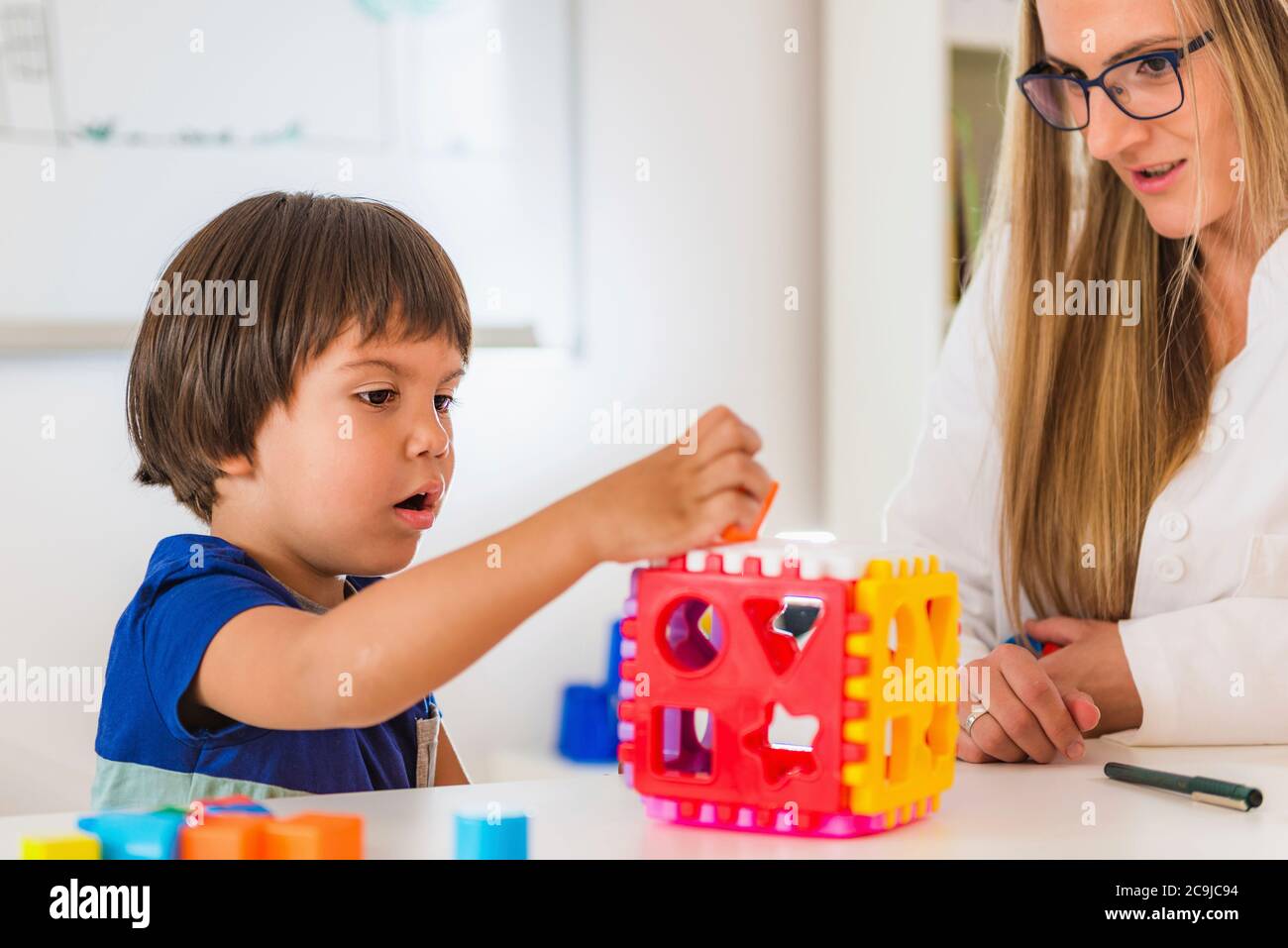 Psychologie de l'enfant, pré-élève faisant le test avec cube didactique. Banque D'Images
