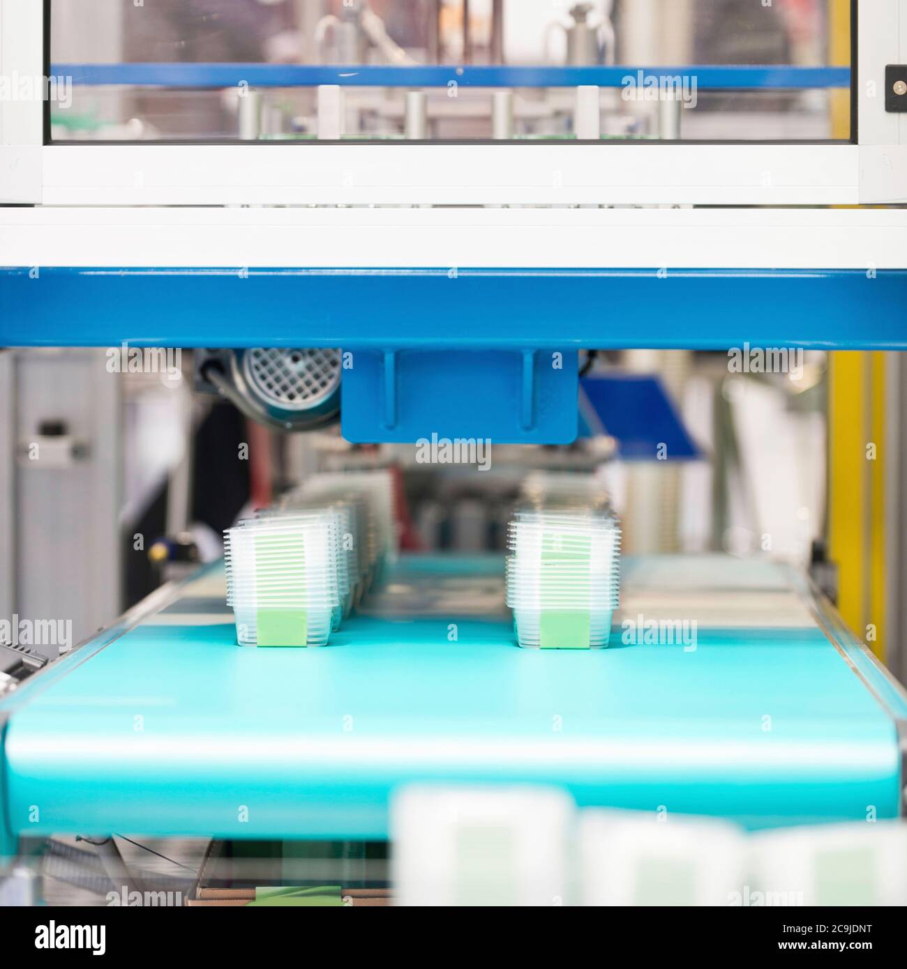Ligne de fabrication, production de conteneurs en plastique pour l'industrie alimentaire. Banque D'Images