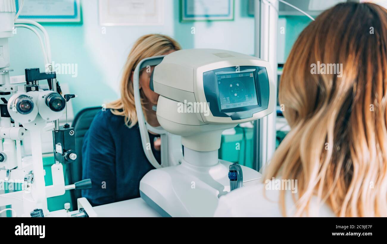 Ophtalmologie. Examen oculaire du réfractomètre automatique Photo Stock -  Alamy