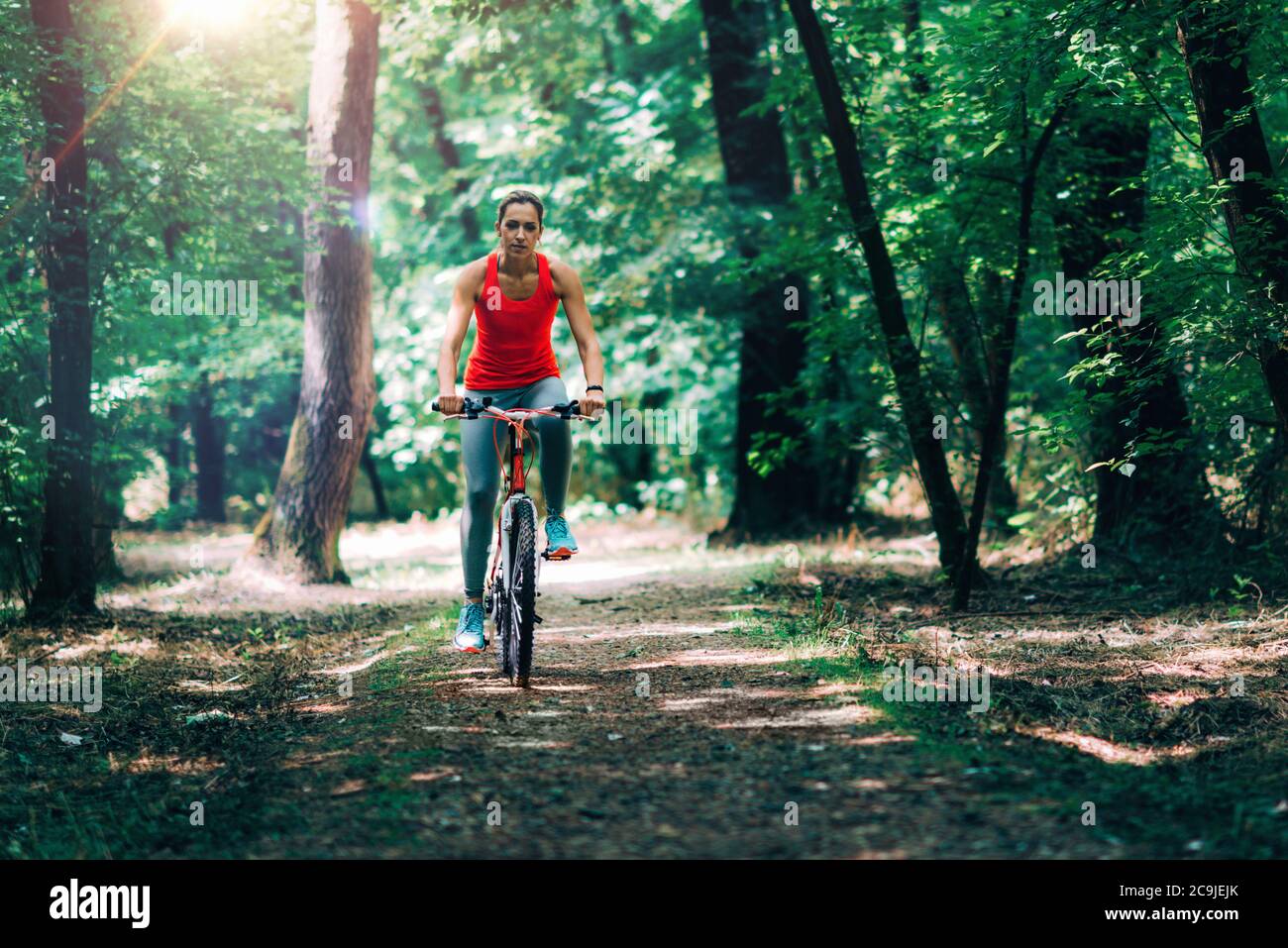 Femme à vélo dans le parc. Banque D'Images