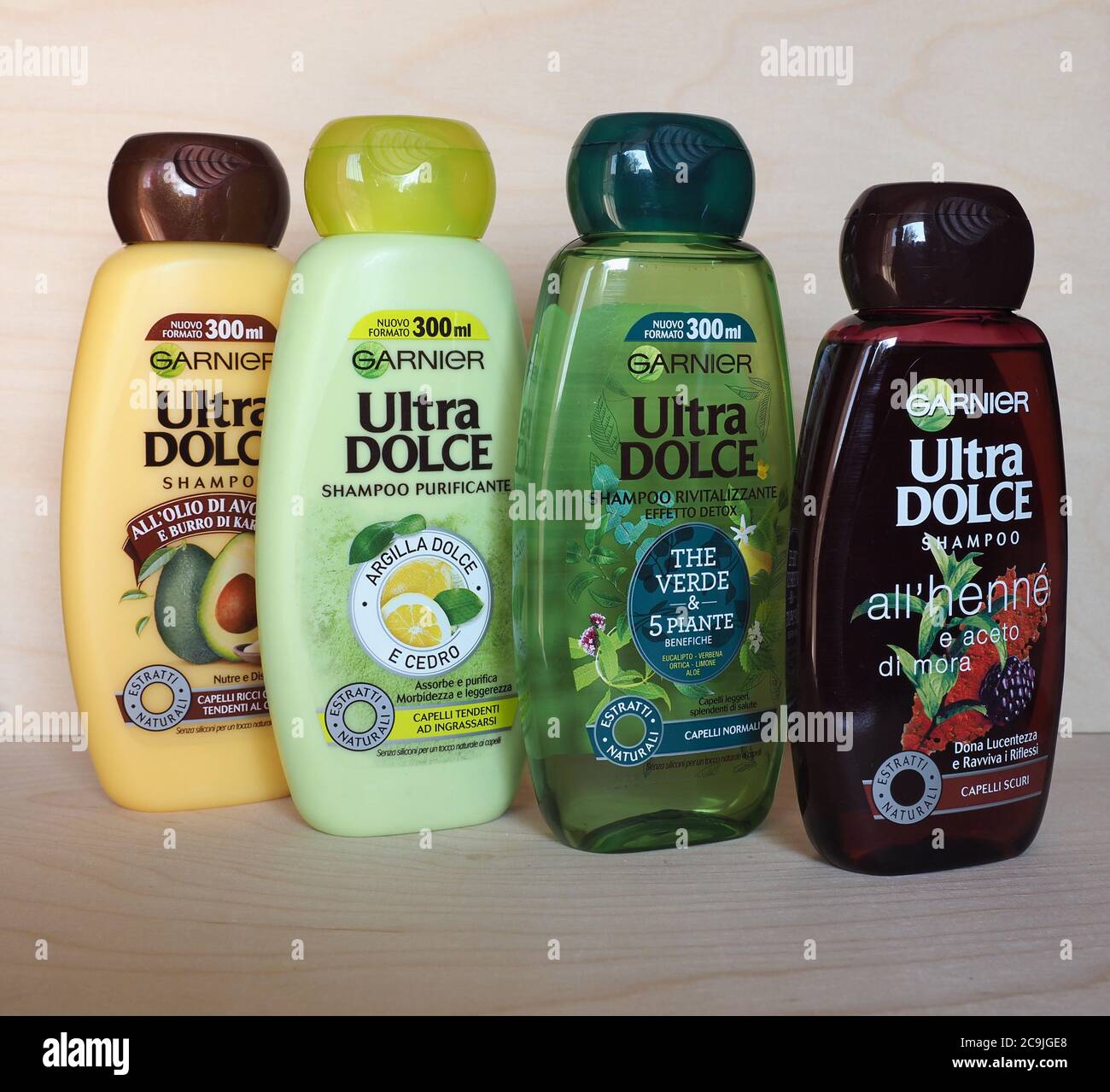 PARIS, FRANCE - VERS JUILLET 2020 : série de bouteilles de shampooing Ultra  Dolce Garnier Photo Stock - Alamy
