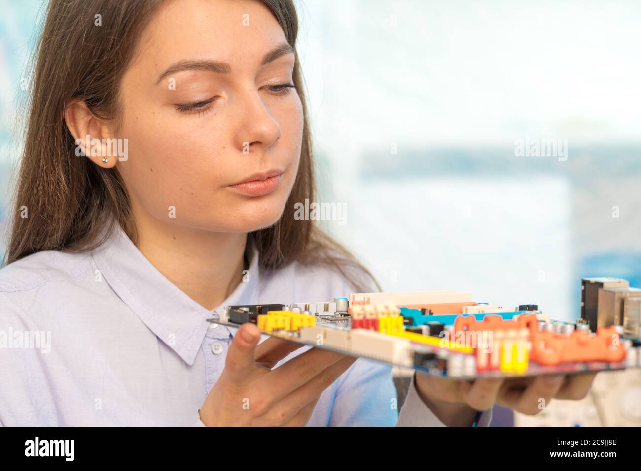 Ingénieur avec carte de circuit imprimé. Banque D'Images