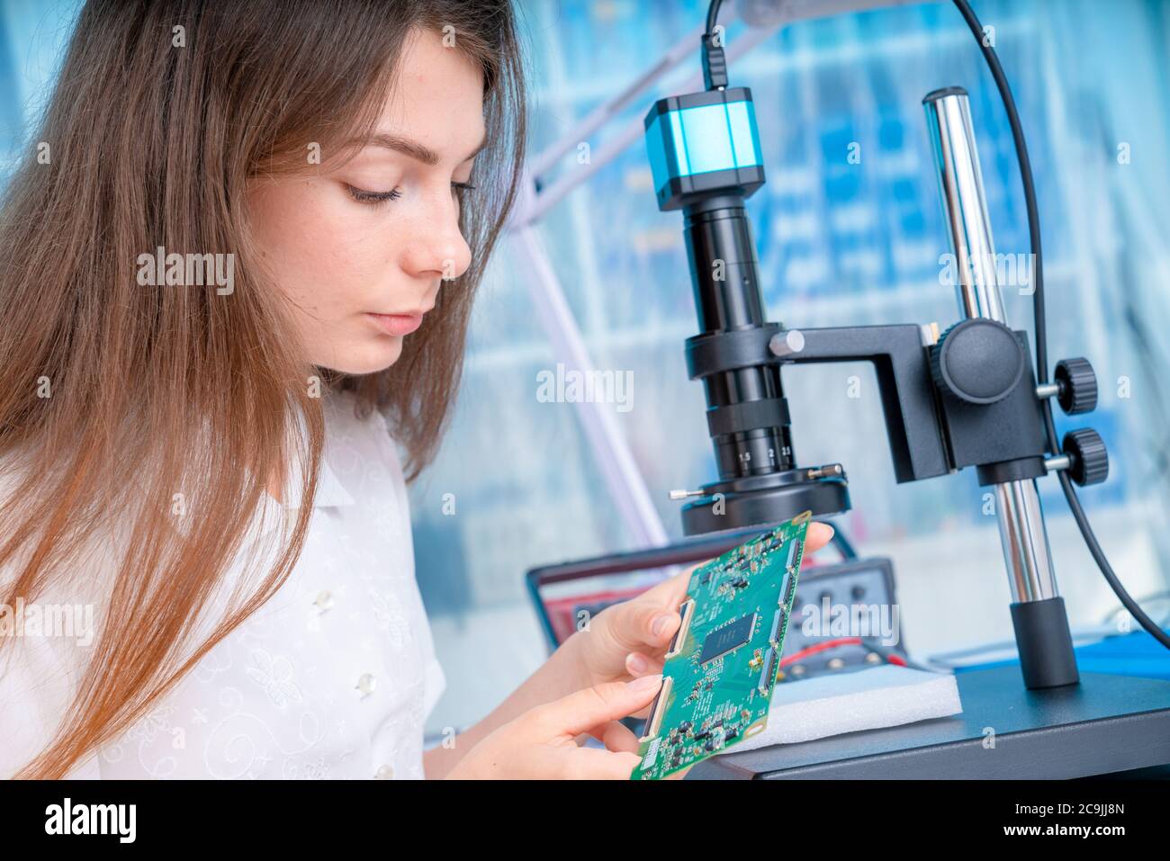 Ingénieur avec carte de circuit imprimé. Banque D'Images