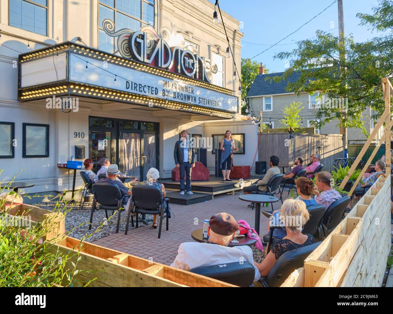 Ottawa, Canada. 31 juillet 2020. Alors que l'art tente lentement de revenir, le théâtre Gladstone présente Midsummer (une pièce avec des chansons) par David Grieg et Gordon McIntyre avec Vivian Burns et David Whiteley sur leur nouveau patio extérieur spécialement construit. En raison d'une pandémie, les chansons ont été préenregistrées et les places sont limitées à 20 personnes. Le spectacle, réalisé par Bronwyn Steinberg, va jusqu'au 15 août et est épuisé. Banque D'Images