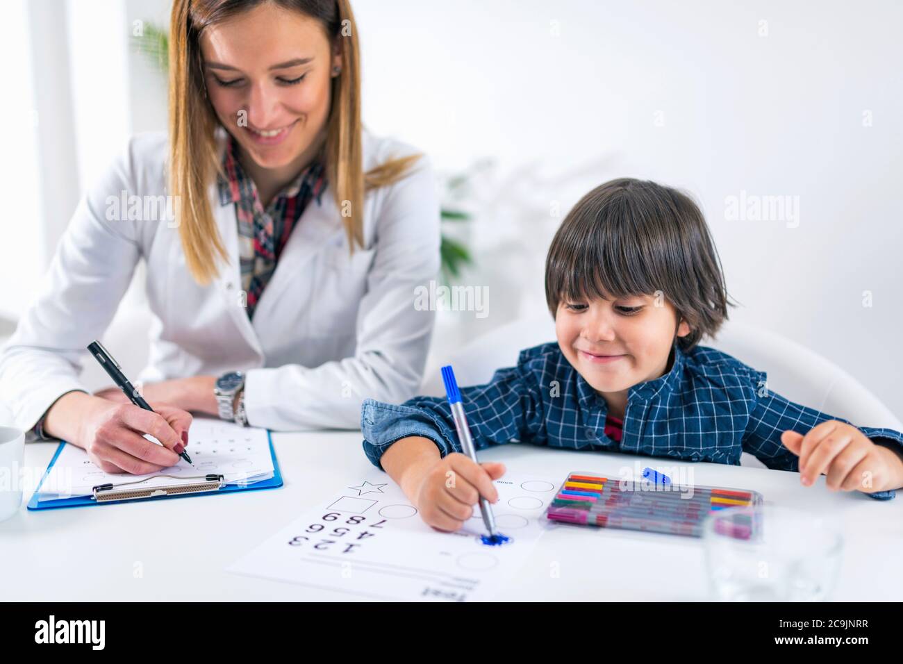 Test de psychologie pour les enfants. Formes de coloration pour tout-petits. Banque D'Images