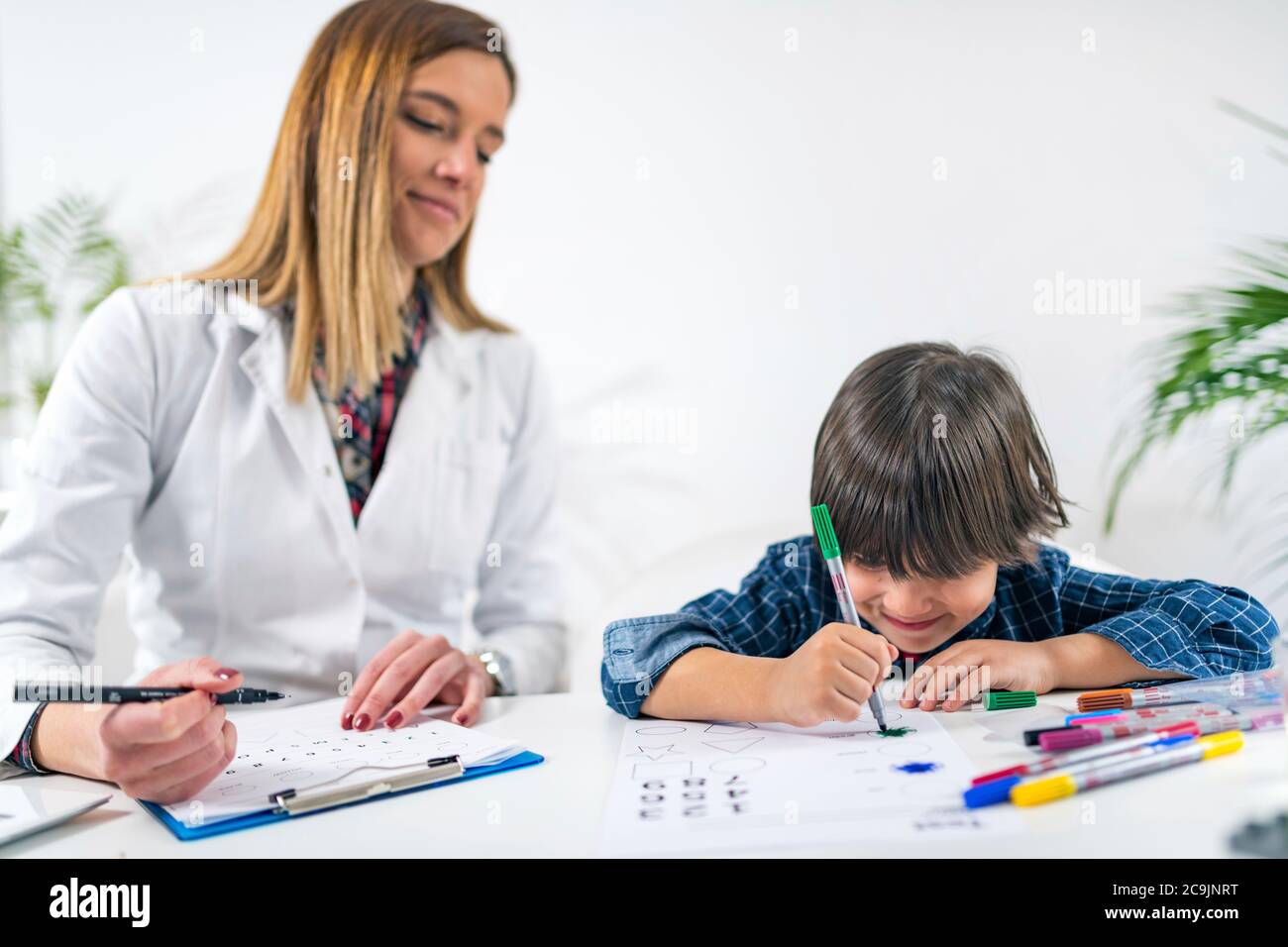 Test de psychologie pour les enfants. Formes de coloration pour tout-petits. Banque D'Images