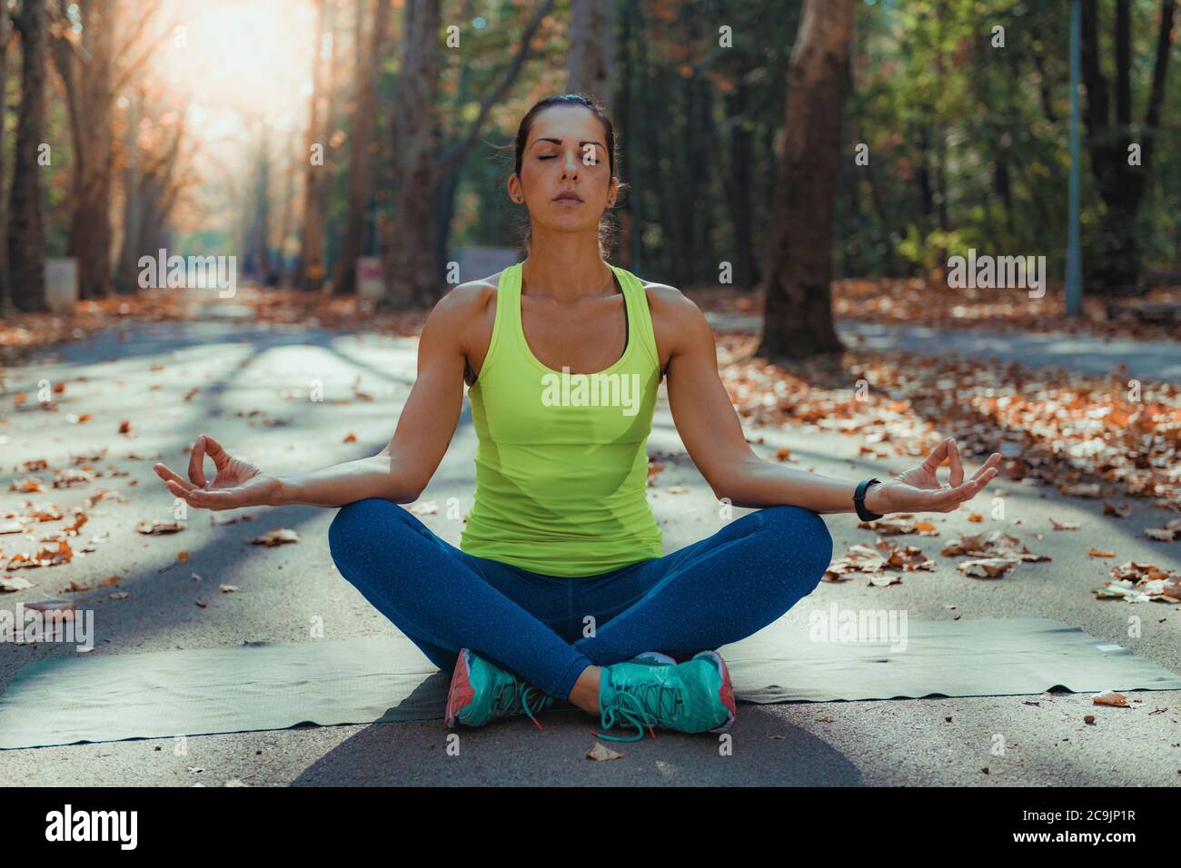 Woman doing yoga dans le parc. Banque D'Images