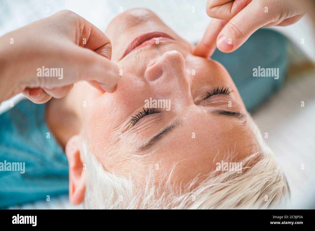 Marma thérapie. Femme sénichée sur une table de massage et bénéficiant d'un  soin du visage Ayurveda Photo Stock - Alamy