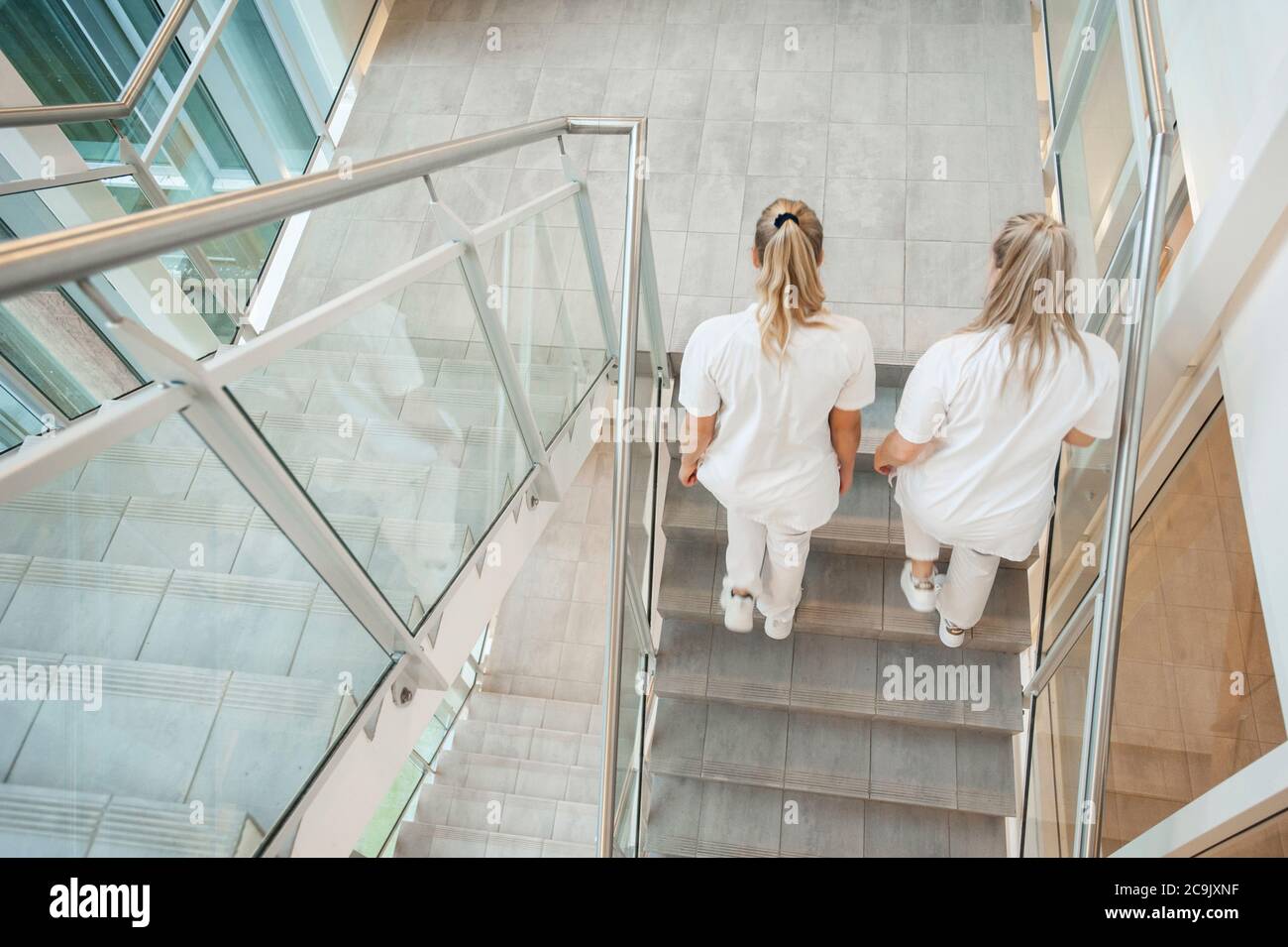 Infirmières marchant dans l'escalier d'un hôpital. Banque D'Images