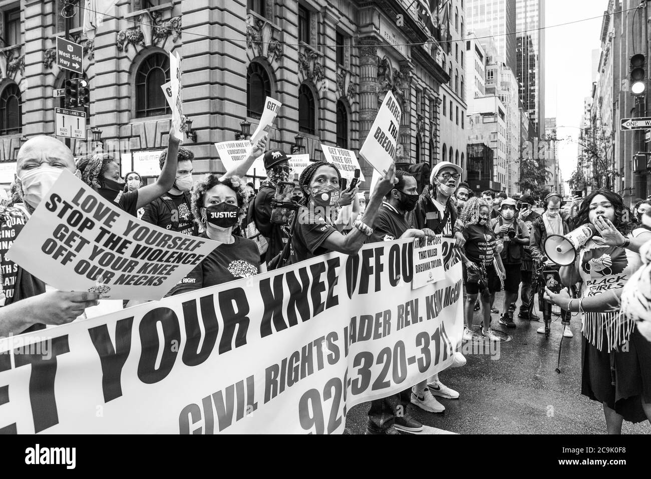 New York, NY - 31 juillet 2020: Rallye pacifique, prenez le genou hors de nos cols, vu sur la 5e Avenue, devant la tour Trump Banque D'Images