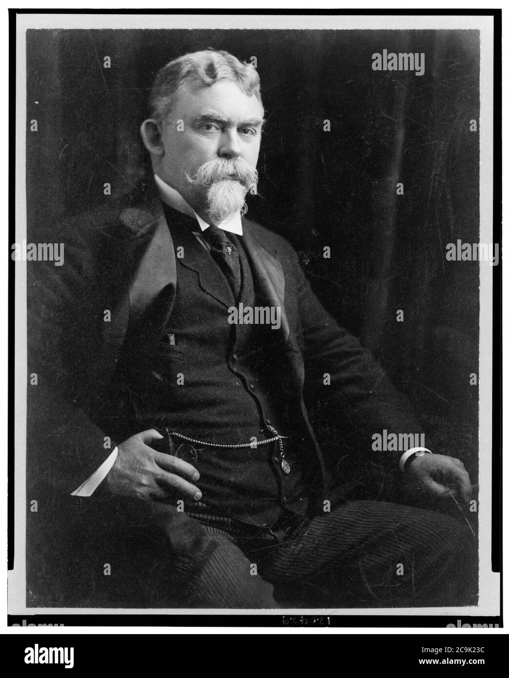 James Wallace Van Cleave, trois-quarts length portrait, en face légèrement à droite, assis Banque D'Images