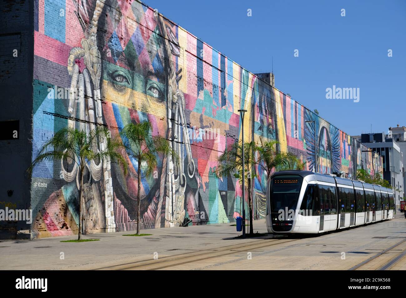 Brésil Rio de Janeiro - Port et Docks zone avec le plus grand graffiti ethnique mur - Mural das Etnias Banque D'Images